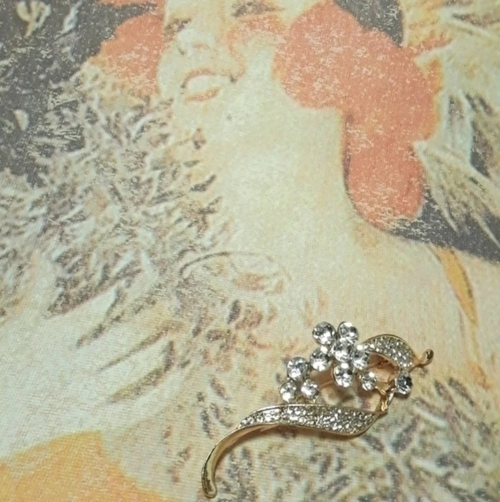 ☄Wispy Stem Flower Bar Brooch Pin-Gold Tone